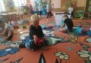 grupa 1, bawiące się dzieci na dywanie